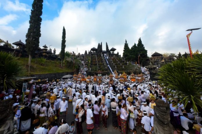 Nyegara Gunung, Ribuan Krama Songan Iringi Ida Sesuhunan Ke Watuklotok Dan Besakih 1