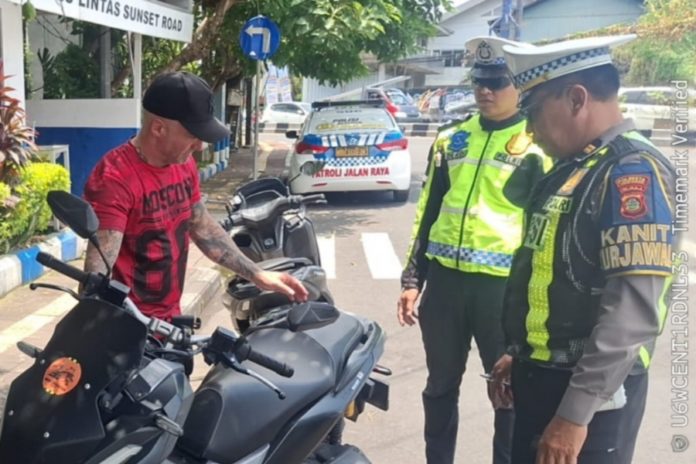 Operasi Patuh Agung Di Kuta, Sejumlah WNA Tanpa Helm Ditilang 1