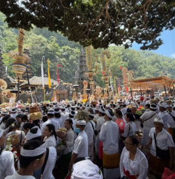 Pamedek Membludak, Pura Hulundanu Batur di Songan Dipadati Umat hingga Malam