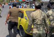 Parkir di Trotoar dan Badan Jalan, Satpol PP Jembrana Tertibkan Tujuh Mobil Rusak