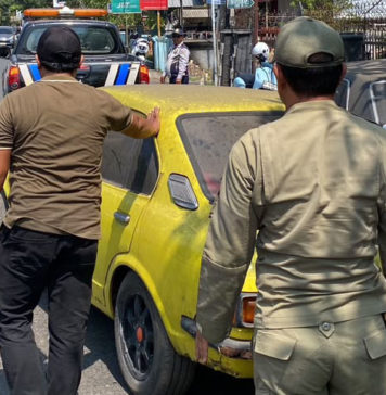 Parkir di Trotoar dan Badan Jalan, Satpol PP Jembrana Tertibkan Tujuh Mobil Rusak