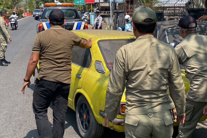 Parkir Di Trotoar Dan Badan Jalan, Satpol PP Jembrana Tertibkan Tujuh Mobil Rusak 1