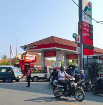 Pasokan BBM Berkurang, Antrean Kendaraan Mengular di Sejumlah SPBU Buleleng