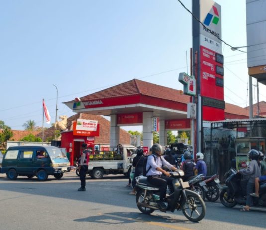 Pasokan BBM Berkurang, Antrean Kendaraan Mengular di Sejumlah SPBU Buleleng