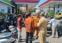 Pasokan BBM ke Tabanan Turun 50 Persen, Antrean SPBU Mengular