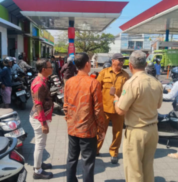 Pasokan BBM ke Tabanan Turun 50 Persen, Antrean SPBU Mengular
