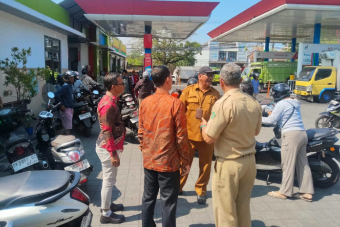 Pasokan BBM Ke Tabanan Turun 50 Persen, Antrean SPBU Mengular 1