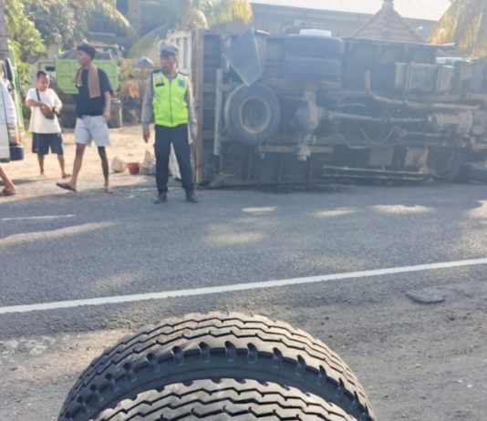 Pecah Ban dan As Roda Patah, Truk Terguling di Candikusuma