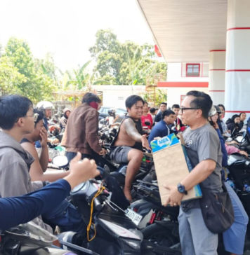 Peduli Warga yang Mengantre BBM, ASN Buleleng Bagikan Ratusan Dus Air Mineral
