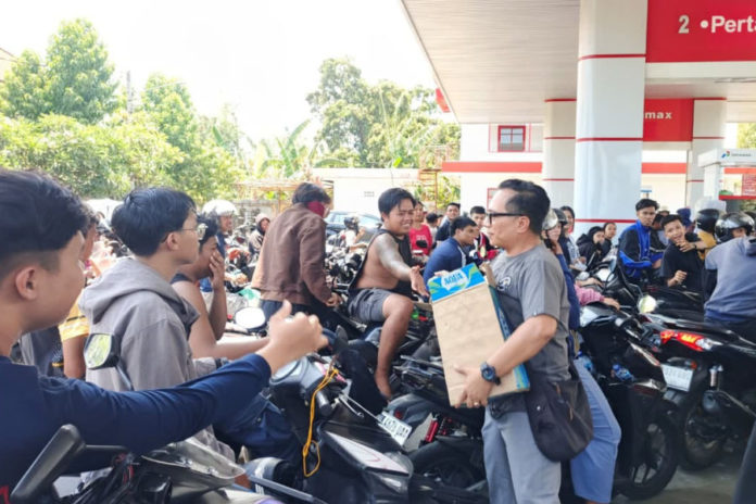 Peduli Warga Yang Mengantre BBM, ASN Buleleng Bagikan Ratusan Dus Air Mineral 1
