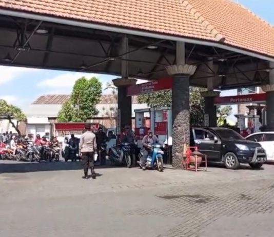 Pemberlakuan Sistem Ganjil Genap Beli BBM di Gianyar Masih Diwarnai Antrean