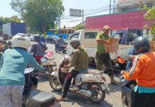 Pemilik SPBU Ijogading Bagikan 1.300 Nasi Bungkus ke Pengantre BBM