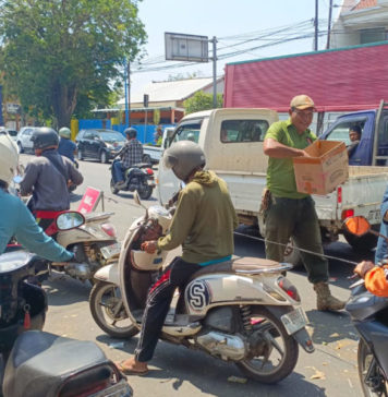 Pemilik SPBU Ijogading Bagikan 1.300 Nasi Bungkus ke Pengantre BBM