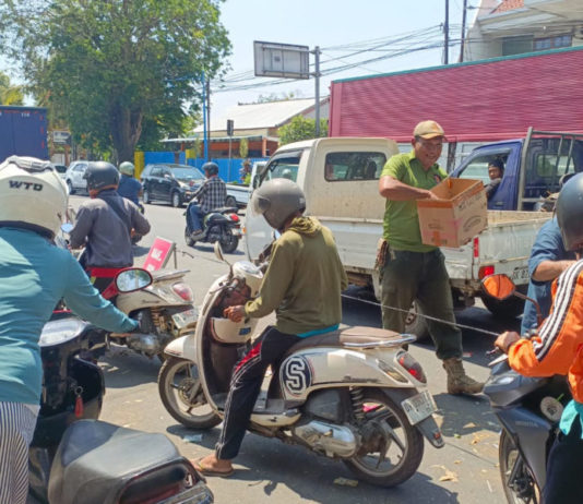 Pemilik SPBU Ijogading Bagikan 1.300 Nasi Bungkus ke Pengantre BBM