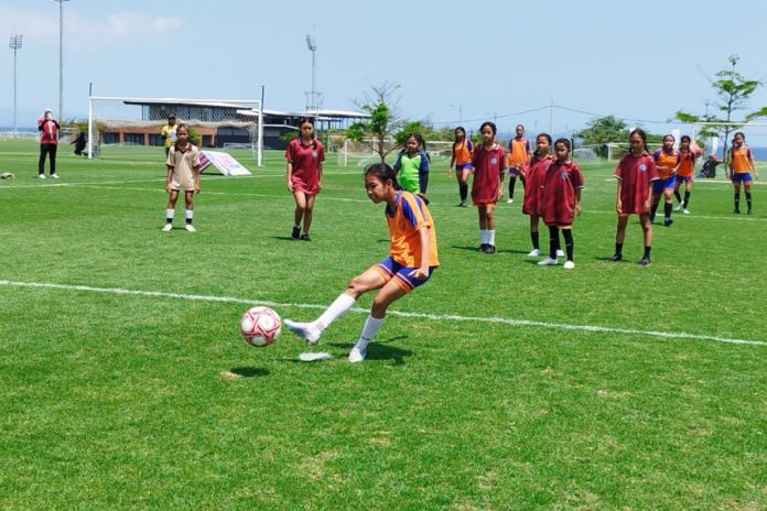 Perkenalkan Sepak Bola Pada Anak Perempuan, Ratusan Siswi Ikuti Pembinaan Selama 3 Bulan 1