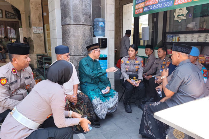 Perkuat Kamtibmas, Wakapolres Dan Kapolsek Gianyar Gelar Jumat Keliling Di Masjid Agung Al A’la 1