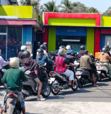 Pertalite Kosong di Sejumlah SPBU, Antrean Kendaraan Mengular hingga Bahu Jalan
