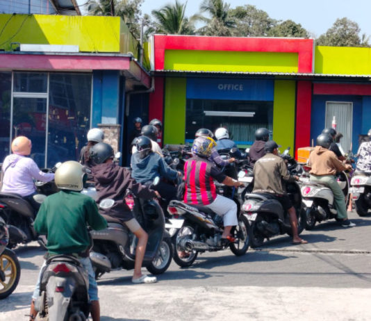 Pertalite Kosong di Sejumlah SPBU, Antrean Kendaraan Mengular hingga Bahu Jalan