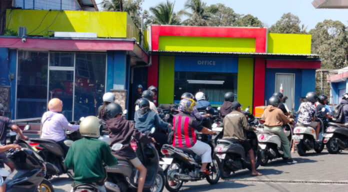 Pertalite Kosong di Sejumlah SPBU, Antrean Kendaraan Mengular hingga Bahu Jalan