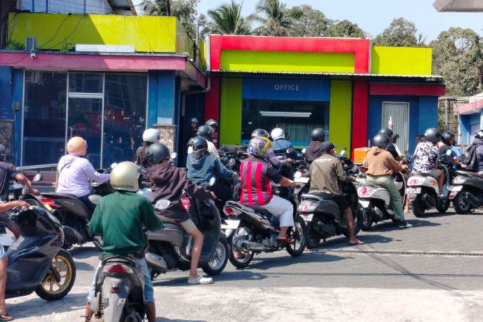 Pertalite Kosong Di Sejumlah SPBU, Antrean Kendaraan Mengular Hingga Bahu Jalan 1