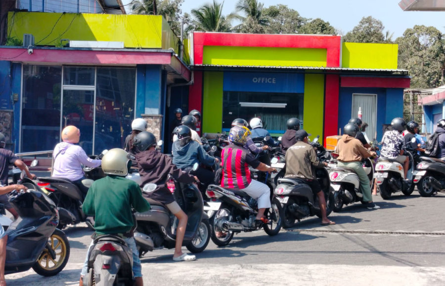 Pertalite Kosong di Sejumlah SPBU, Antrean Kendaraan Mengular hingga Bahu Jalan