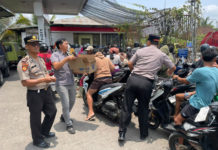 Polres Gianyar Bagikan Air Mineral ke Warga yang Antre BBM