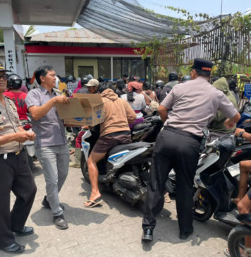 Polres Gianyar Bagikan Air Mineral ke Warga yang Antre BBM