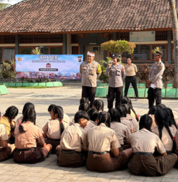 Polsek Blahbatuh Edukasi Siswa SMPN 2 Keramas Soal Tertib Lalu Lintas dan Peluang Pendidikan
