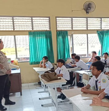 Polsek Gianyar Bentengi Siswa SMPN 2 dari Penyalahgunaan Narkoba dan Aksi Perundungan