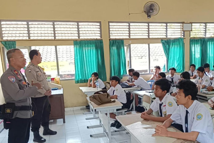 Polsek Gianyar Bentengi Siswa SMPN 2 Dari Penyalahgunaan Narkoba Dan Aksi Perundungan 1