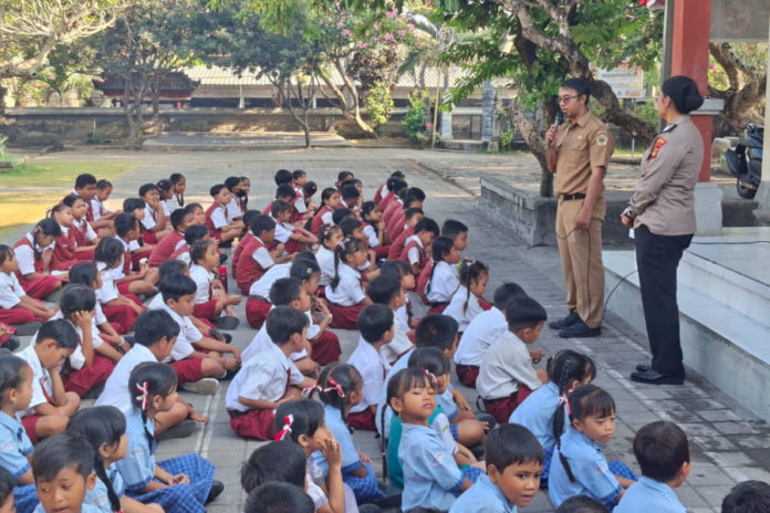 Polsek Sukawati Ajak Siswa SD Negeri 4 Ketewel Cegah “Bullying” Sejak Dini 1