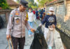 Polsek Sukawati Bersama Pemdes Singapadu Tengah Gelar Aksi Bersih Sampah Plastik