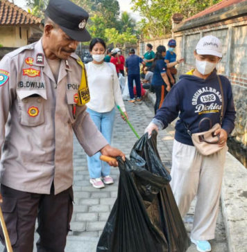 Polsek Sukawati Bersama Pemdes Singapadu Tengah Gelar Aksi Bersih Sampah Plastik