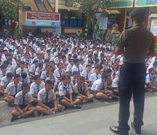 Polsek Sukawati Edukasi Siswa SMPN 1 Sukawati Mengenai Bahaya Narkoba