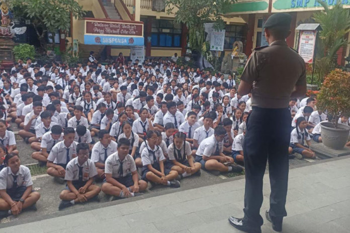 Polsek Sukawati Edukasi Siswa SMPN 1 Sukawati Mengenai Bahaya Narkoba 1