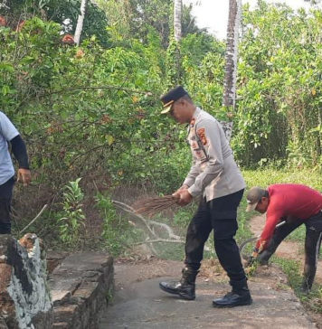 Polsek Sukawati Gelar Aksi Kebersihan dan Tanam Pohon di Pura Beji Desa Guwang