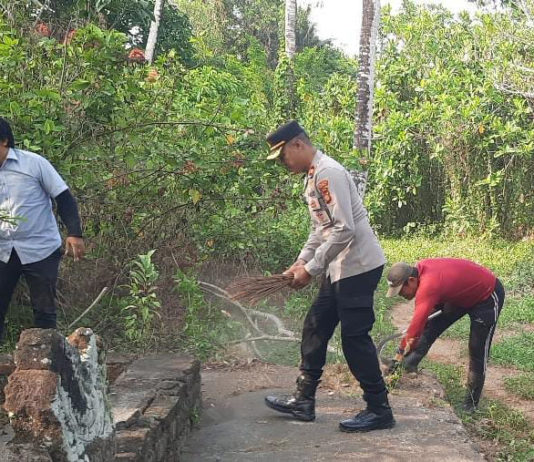 Polsek Sukawati Gelar Aksi Kebersihan dan Tanam Pohon di Pura Beji Desa Guwang