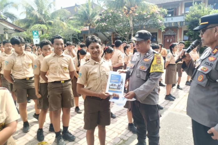 Polsek Ubud Ajak Siswa SMPN 3 Ubud Jadi Generasi Muda Berprestasi 1