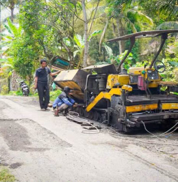 PUPR Gianyar Kebut Pengerjaan Pengaspalan Jalan di Kawasan Uma Dawa-Gepokan