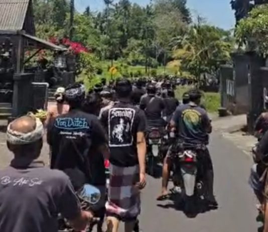 Ratusan Orang Iringi Penguburan Sopir Truk Dibakar Bosnya di Karangasem