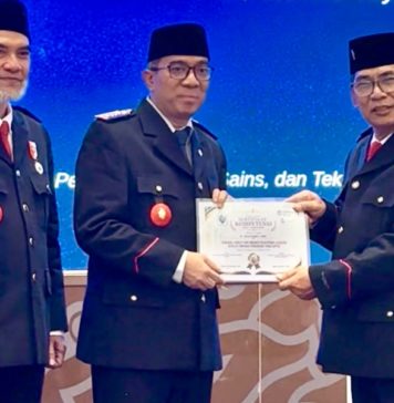 Rektor Unwar Prof. Pandit Raih Gelar CHEL, Diwisuda Mendikti pada AERLA Angkatan I