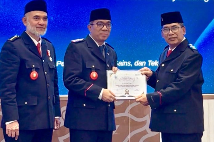 Rektor Unwar Prof. Pandit Raih Gelar CHEL, Diwisuda Mendikti Pada AERLA Angkatan I 1