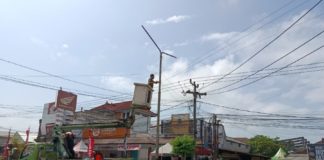 Respons Keluhan Warga, Jembrana Tertibkan Kabel Fiber Optik yang Menjuntai