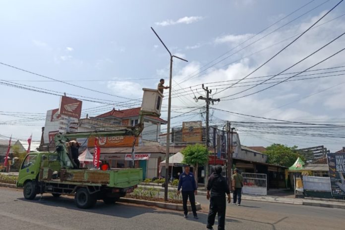 Respons Keluhan Warga, Jembrana Tertibkan Kabel Fiber Optik Yang Menjuntai 1