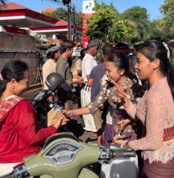 Ringankan Beban Warga Antre BBM, Pemkot Denpasar Bagi Nasi Bungkus di Beberapa SPBU