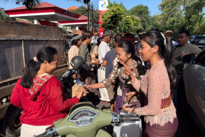 Ringnkan Beban Warga Antre BBM, Pemkot Denpasar Bagi Nasi Bungkus Di Beberapa SPBU 1