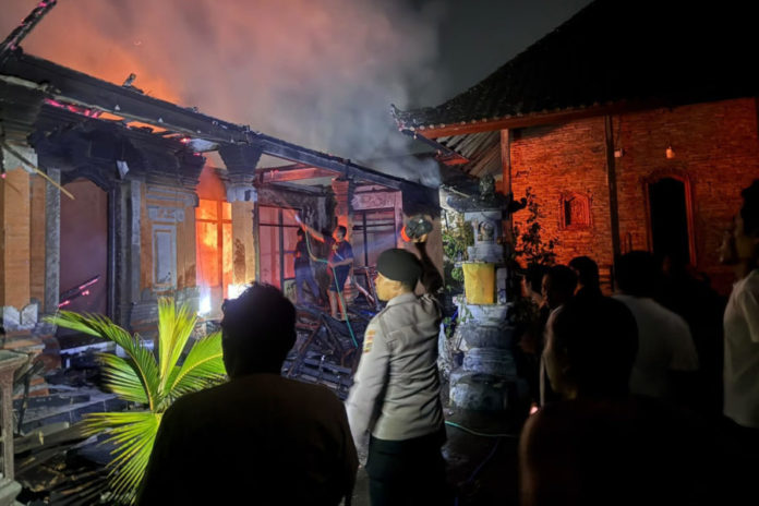 Rumah Warga Di Metra Tengah Terbakar, Kerugian Ditaksir Rp200 Juta 1