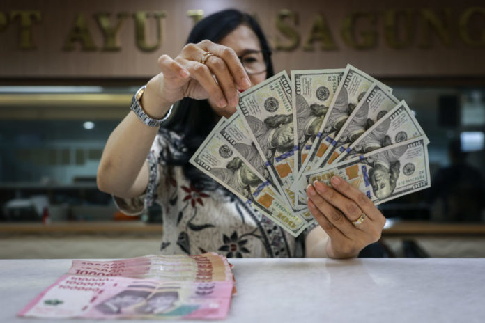 Rupiah Hari Ini, Nilai Tukar Kembali Ke Rp18.000 Per Dolar 1
