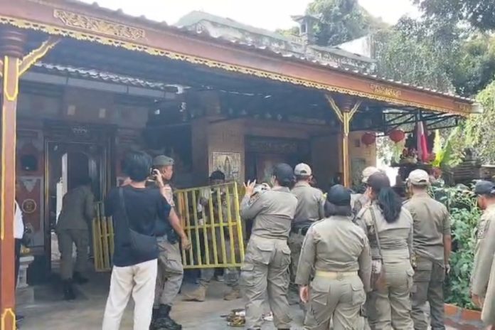 Satpol PP Bangli Bongkar Tembok Dan Kanopi Warga Di Jalan Usaha Tani 1