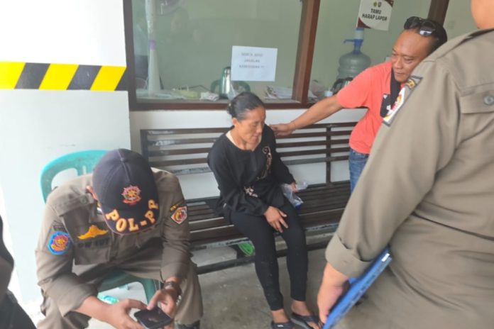 Satpol PP Gianyar Serahkan Perempuan Telantar Ke Dinas Sosial 1